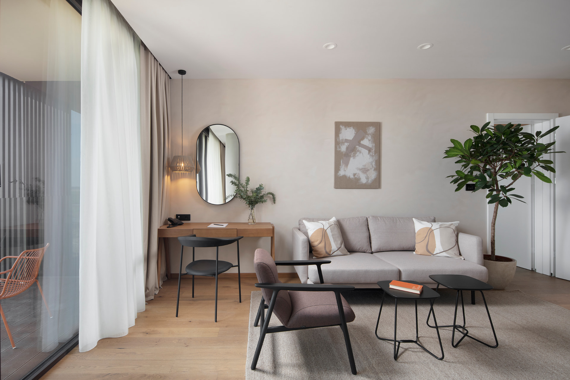 Loungemiljö med soffa, fåtölj och småbord